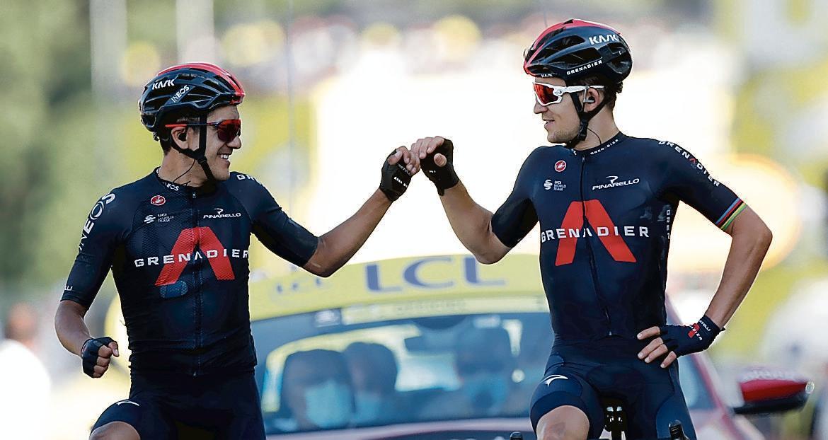 L’abbraccio tra amici invece dello sprint per vincere la tappa al Tour