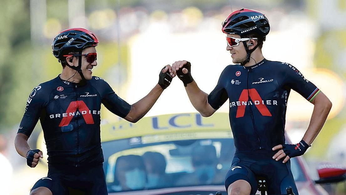 L’abbraccio tra amici invece dello sprint per vincere la tappa al Tour