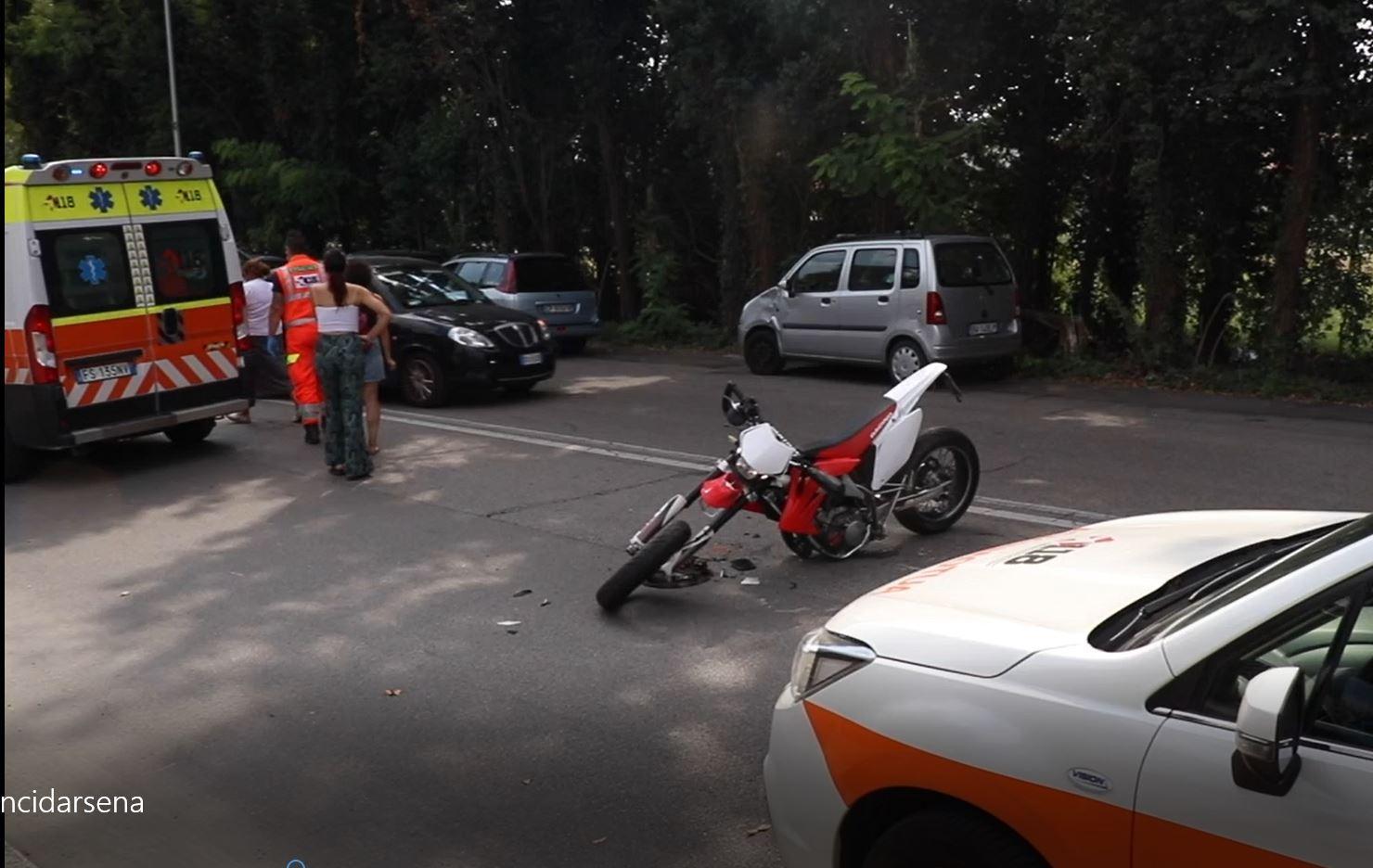 Ferrara. Moto contro un'auto: ferito uno studente minorenne