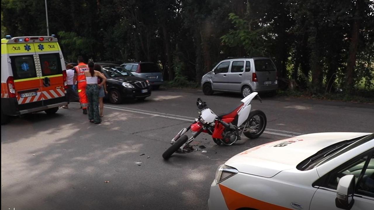 Ferrara. Moto contro un'auto: ferito uno studente minorenne