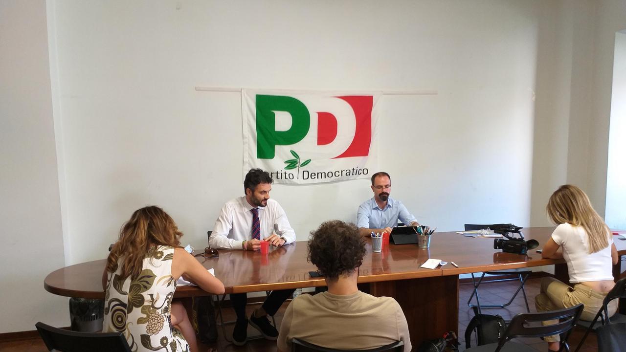 Il sindaco Matteo Biffoni e il segretario provinciale del Pd Gabriele Bosi