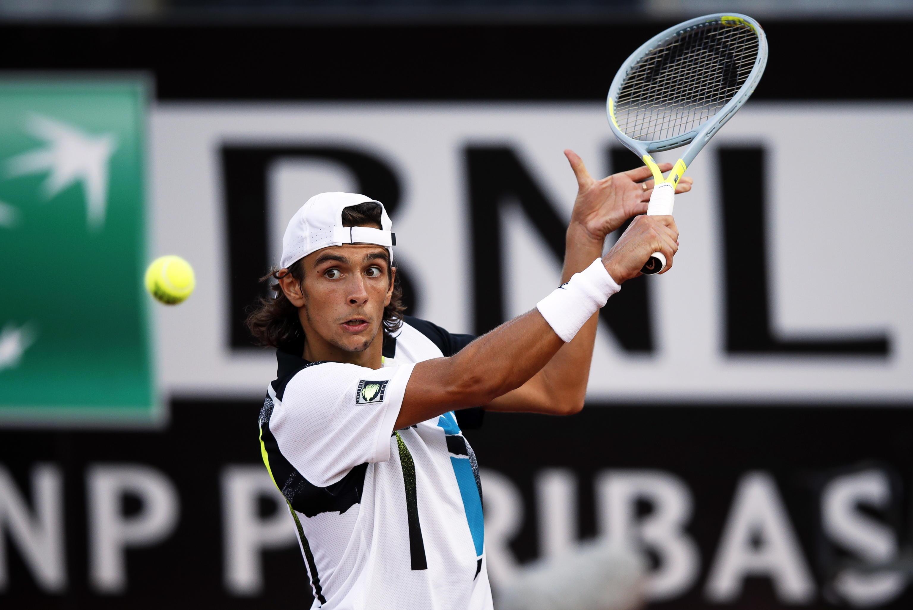 Lorenzo Musetti in azione contro Dominik Koepfer