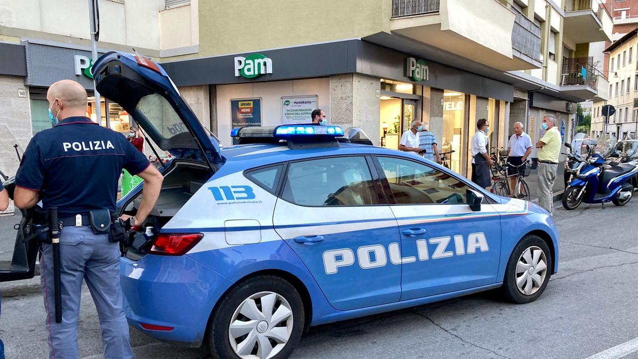 La polizia alla Pam di via Roma (foto Marzi)
