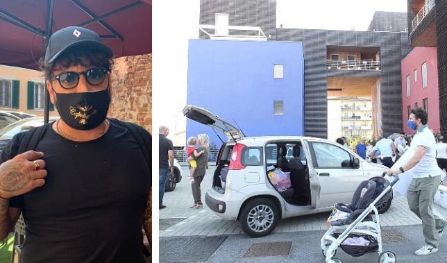 Salvatore Senione e accanto la palazzina evacuata per rischio crollo