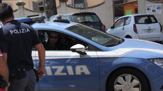 Buca le gomme alla ex per non farla scappare: arrestato