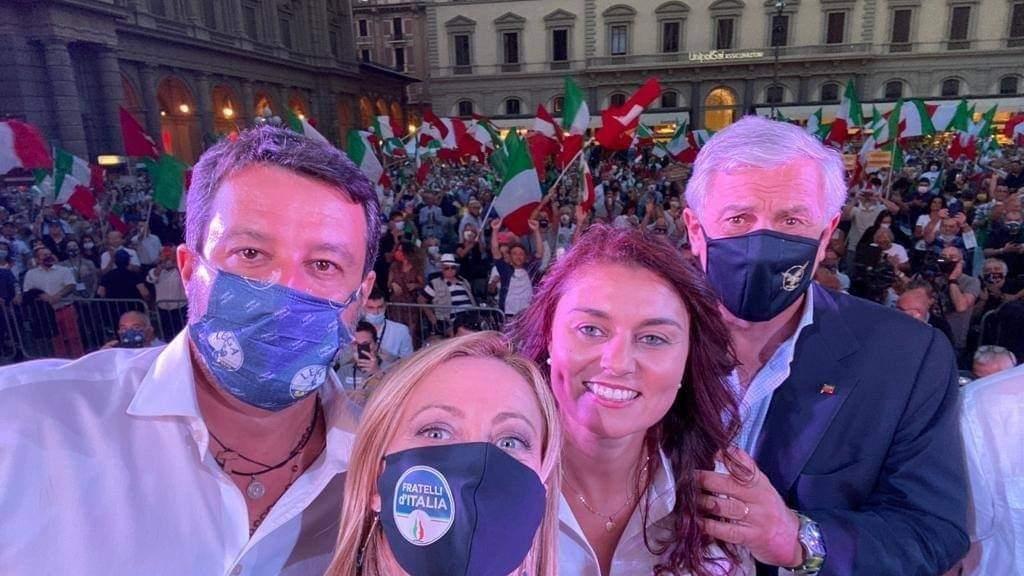 Il popolo di Susanna Ceccardi ci crede. E lei cita Gandhi: «Prima ti deridono, poi...»
