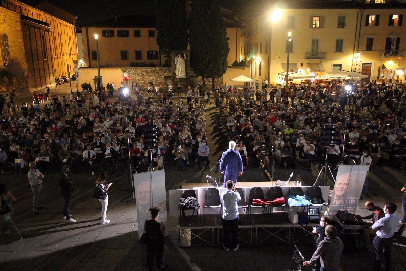 Eugenio Giani parla in piazza delle Carceri (foto Batavia)