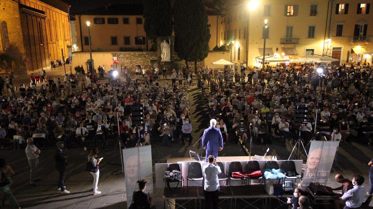 Eugenio Giani parla in piazza delle Carceri (foto Batavia)