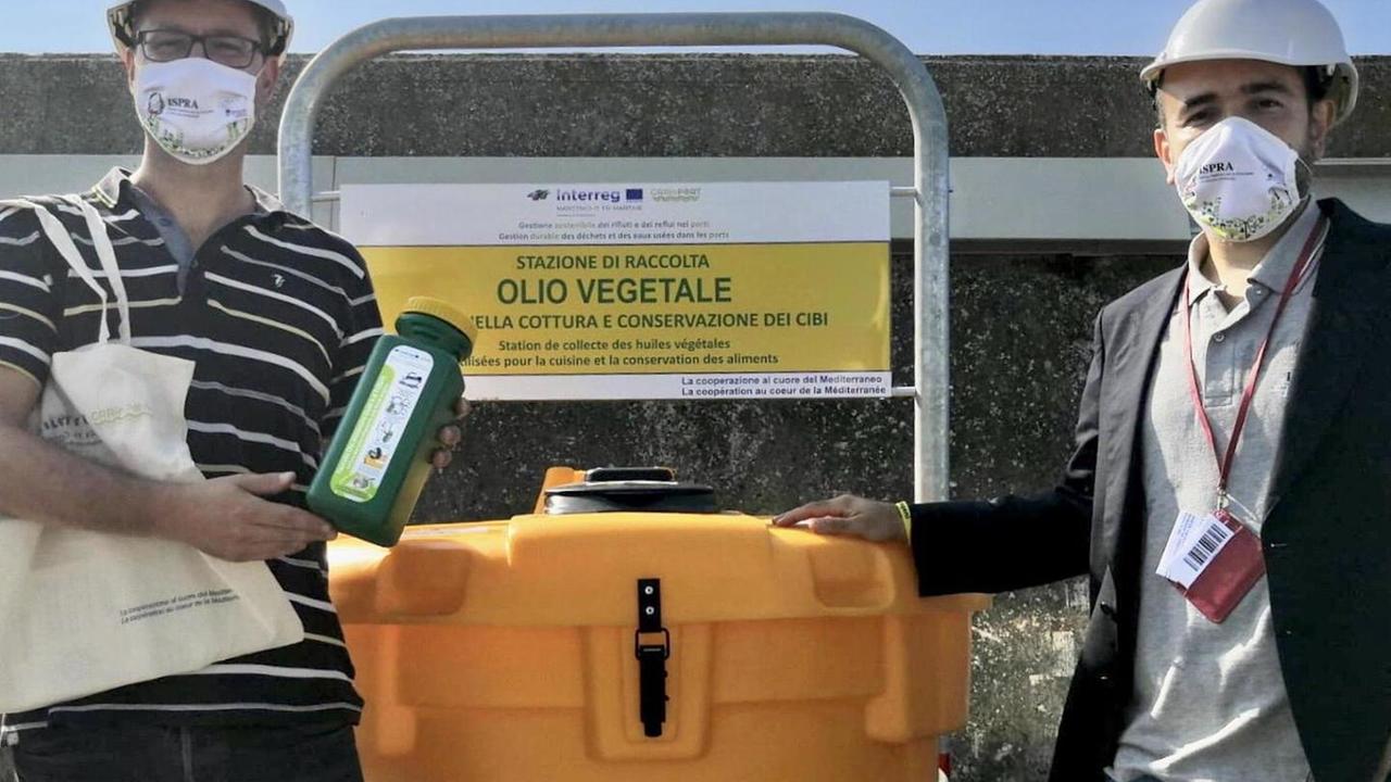 Un contenitore speciale contro lo sversamento di oli