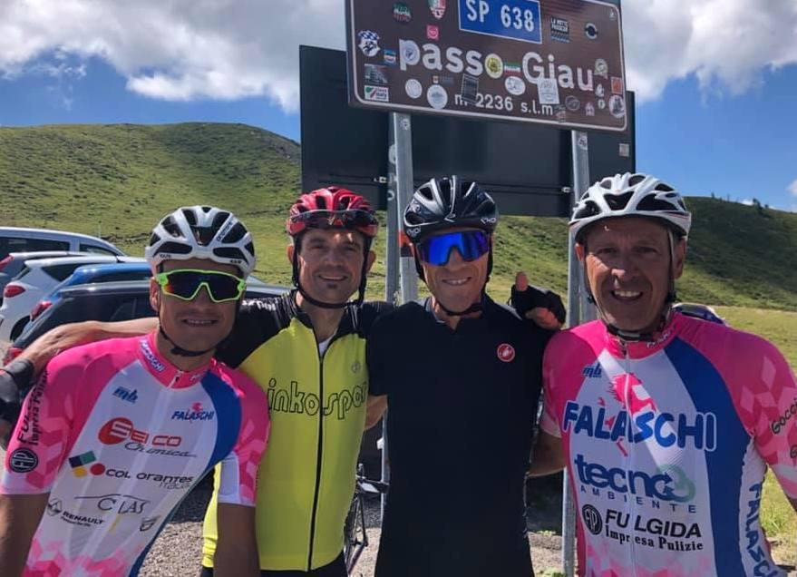 Mani sul manubrio, borraccia, sprint sui pedali «Il ciclismo amatoriale è pronto a ripartire» 
