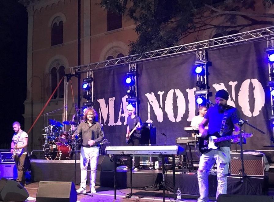 Cena in piazza e concerto benefico dei “Ma Noi No” 