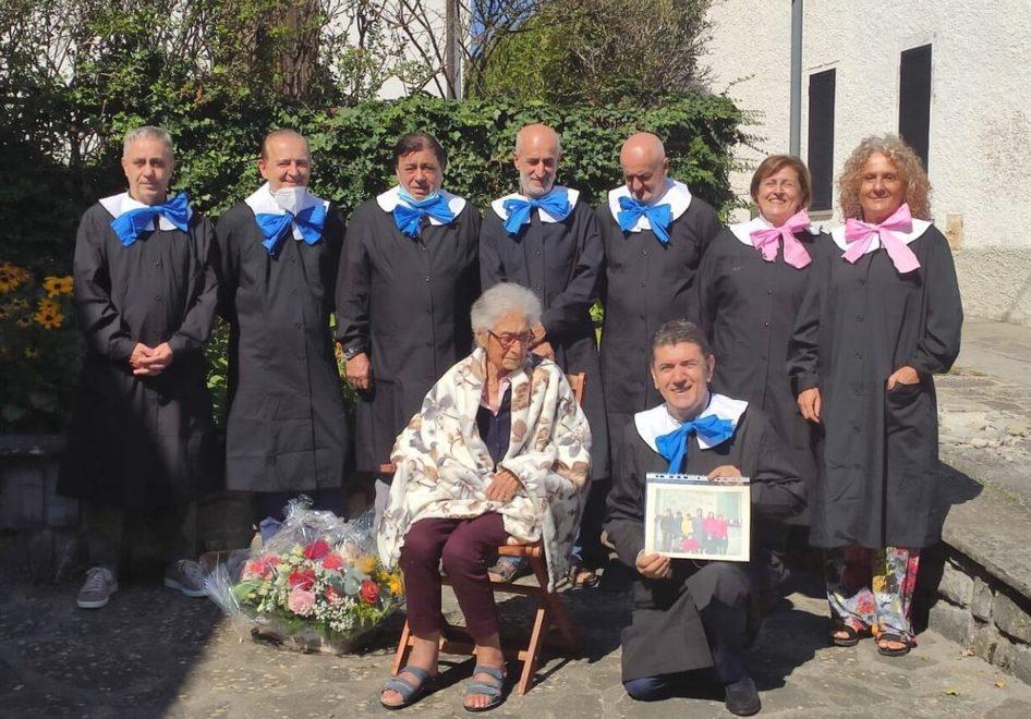 In posa con la maestra cinquant’anni dopo con grembiule e fiocco 