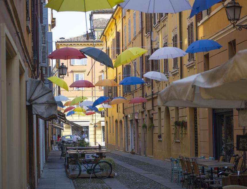 Via Scarpa si colora con gli ombrelli