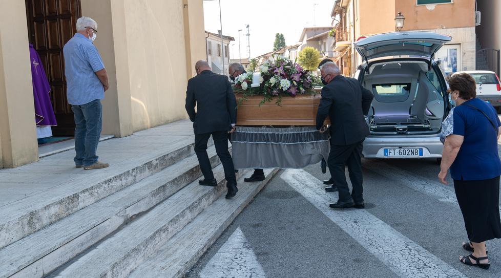 Solo i parenti stretti ai funerali di Selvatico E il libro resta bianco 