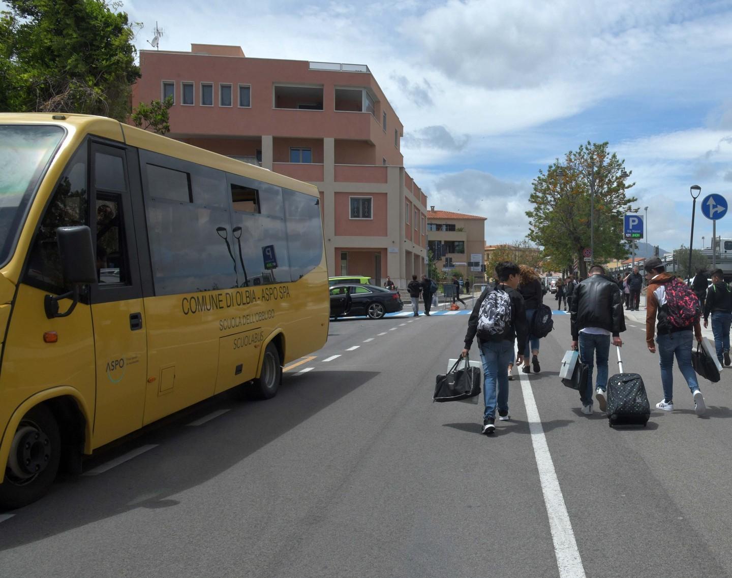 Studenti, i bus ci sono ma è meglio l’auto di papà 