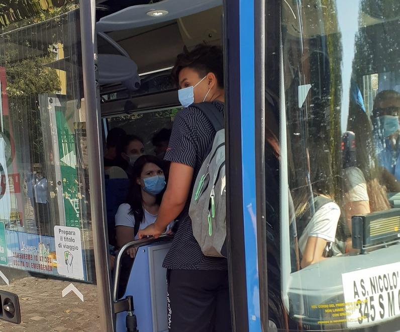 A Ferrara bus strapieni, sollecito Pd alla Regione. Gli autisti: non tocca a noi controllare 