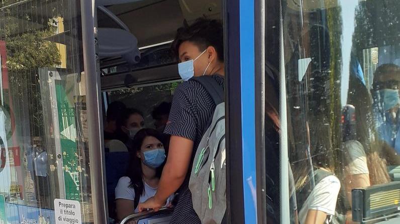 A Ferrara bus strapieni, sollecito Pd alla Regione. Gli autisti: non tocca a noi controllare