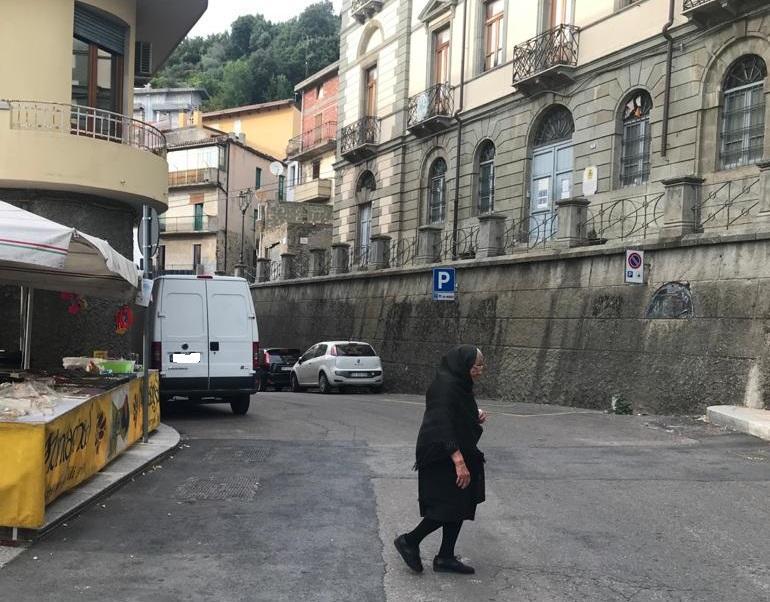 Via Roma, la via principale di Seui e, a destra, il municipio