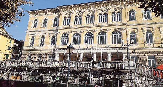 Un accesso chiuso, uno a metà servizio e cortile inagibile. Dura vita alla Saffi 