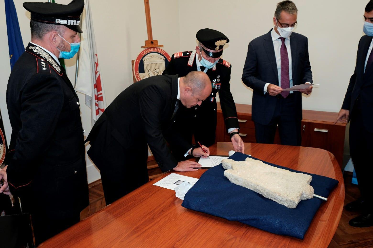 La riconsegna della stele all'ambasciatore turco