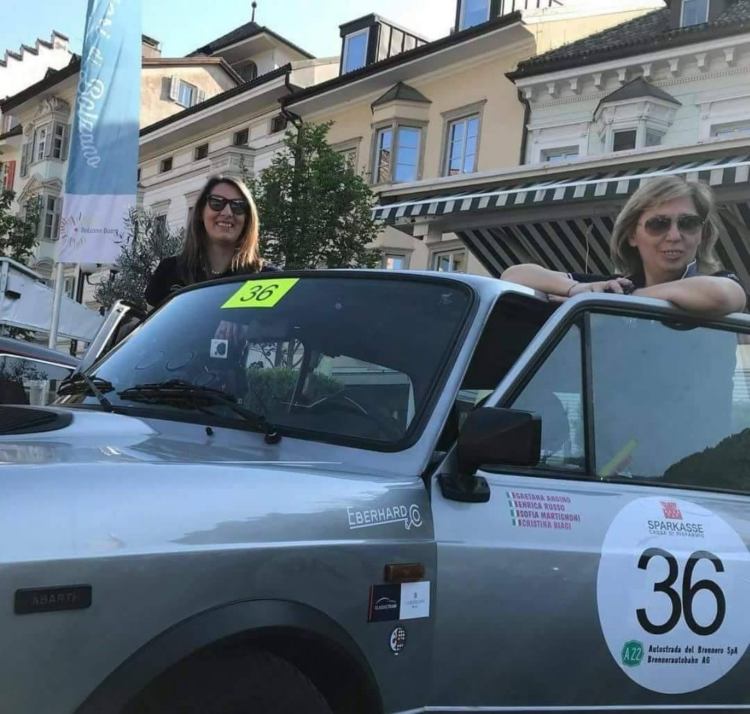 Gaetana Angino (a dx) e Cristina Biagi con la loro A112 Abarth