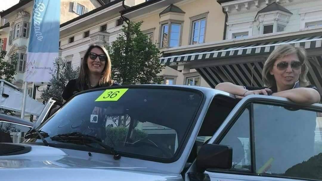 Gaetana Angino (a dx) e Cristina Biagi con la loro A112 Abarth