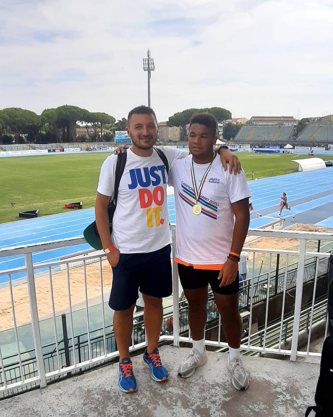 Il tecnico Gabbrielli e Maullu con la medaglia d'oro al collo