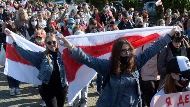 Bielorussia: tornano a marciare le donne, migliaia a Minsk