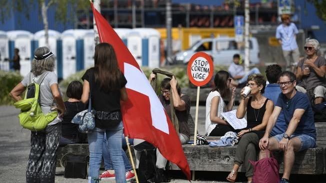 Coronavirus: 500 no-mask manifestano in piazza a Zurigo