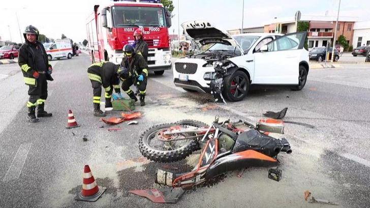 Occhiobello, scontro auto-moto: grave 22enne
