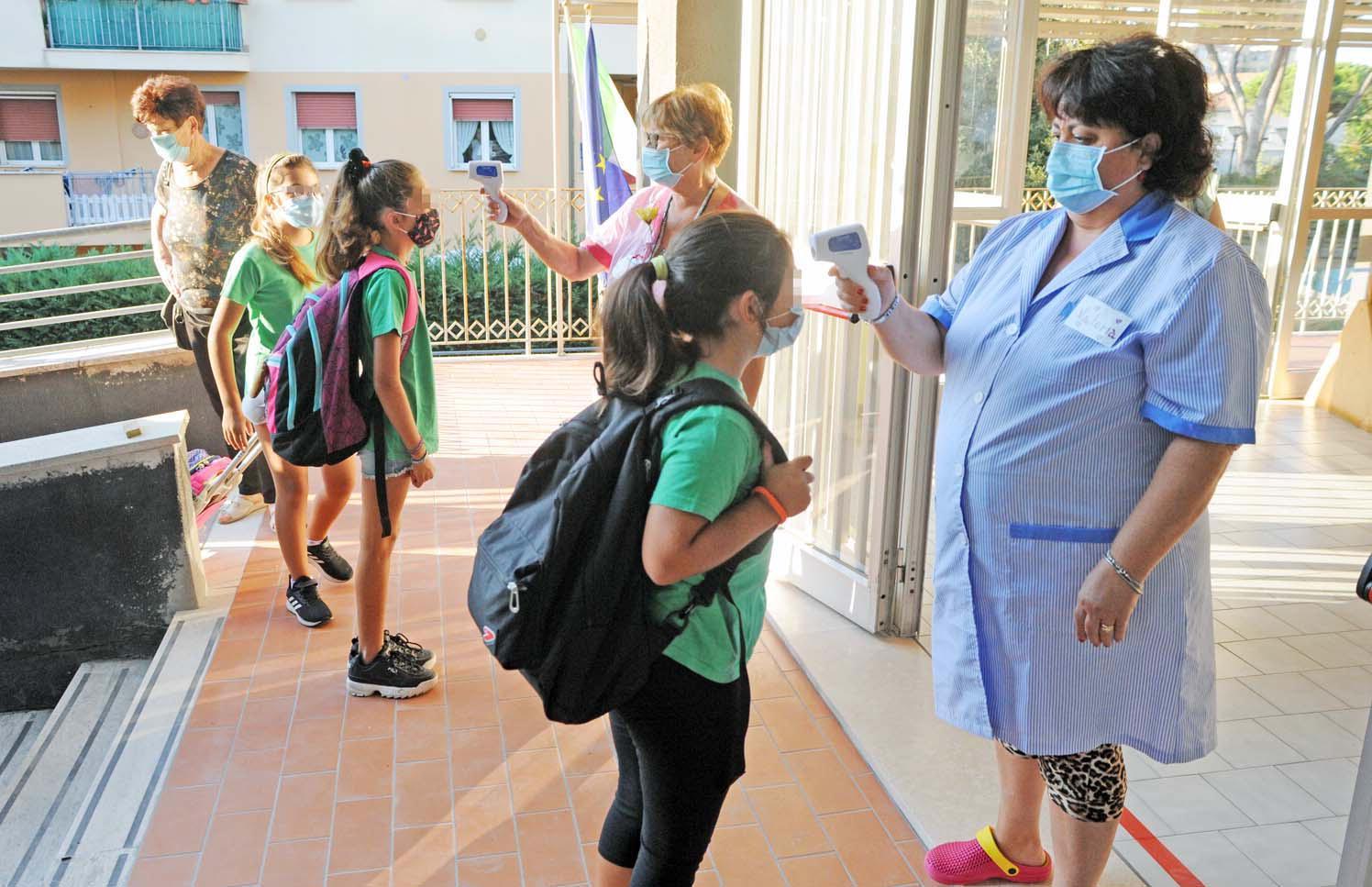 Scuola elementare 25 aprile, si misura la temperatura all'ingresso (foto Paolo Barlettani)