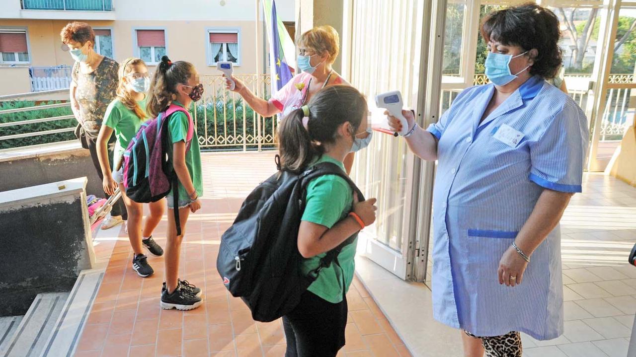 Scuola elementare 25 aprile, si misura la temperatura all'ingresso (foto Paolo Barlettani)