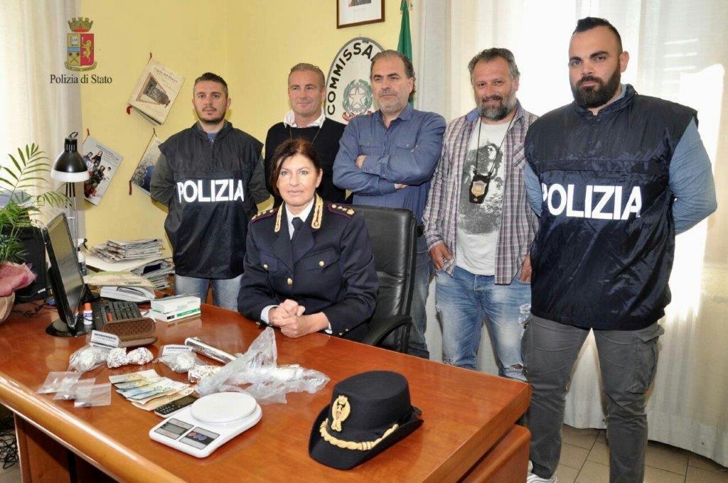 In primo piano la dirigente del Commissariato, Mara Ferasin