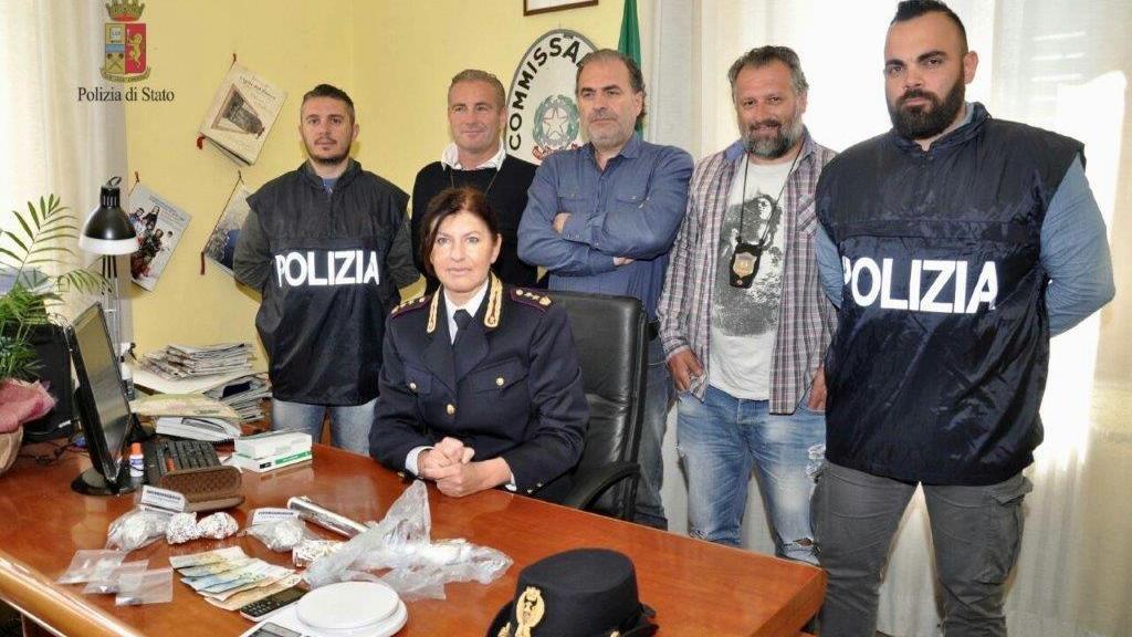 In primo piano la dirigente del Commissariato, Mara Ferasin
