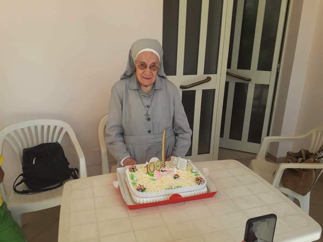 I cento anni di suor Eugenia di Sant'Andrea Frius: auguri da nipoti e consorelle