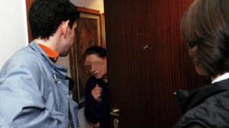 Un'anziana alle prese con due truffatori (foto di repertorio)
