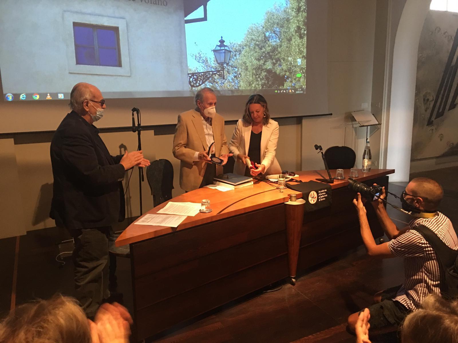 Giuliano Gori riceve il riconoscimento da Paola Gribaudo