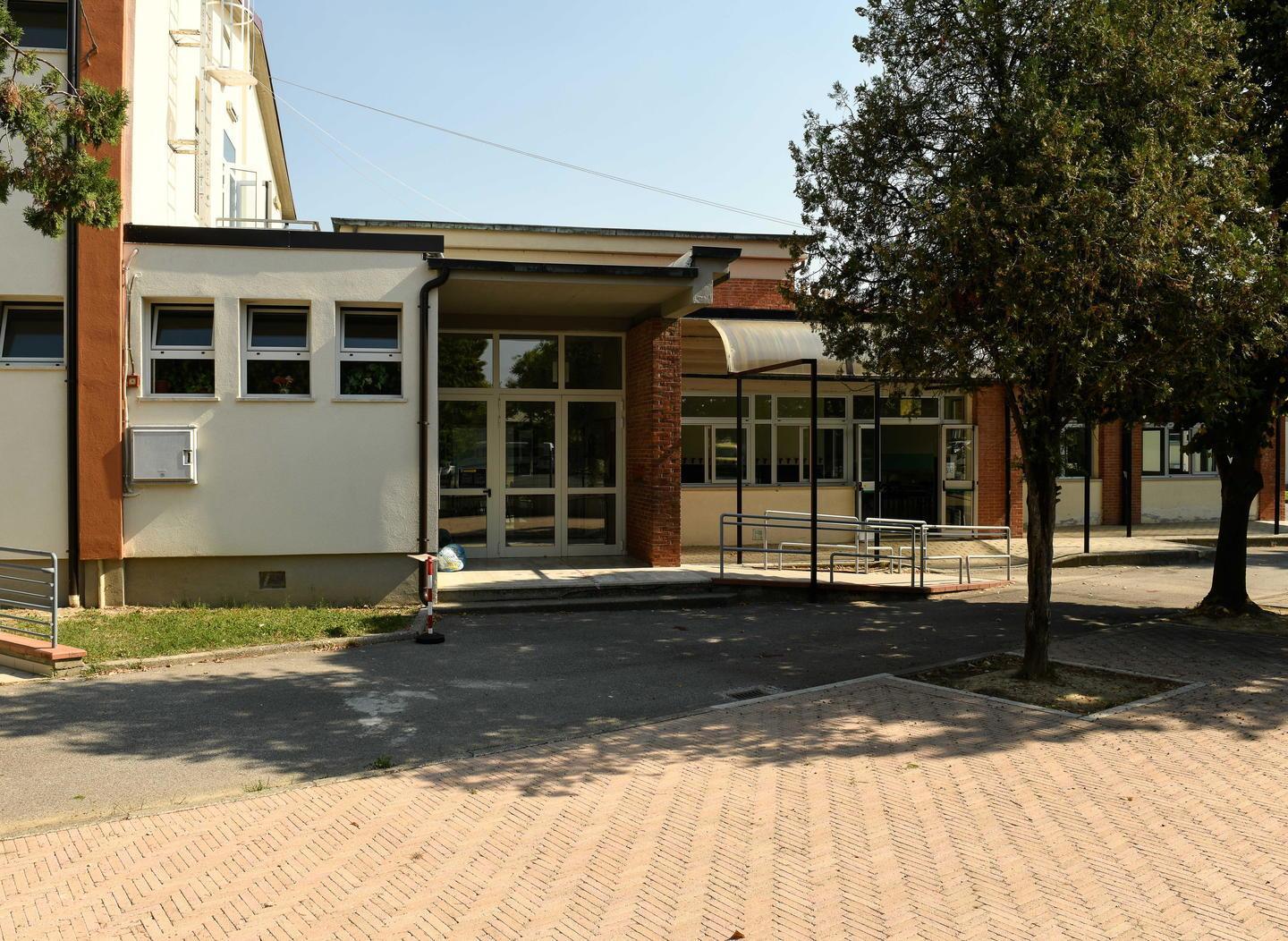 La scuola Orsi, frequentata dal primo bimbo contagiato a Porcari