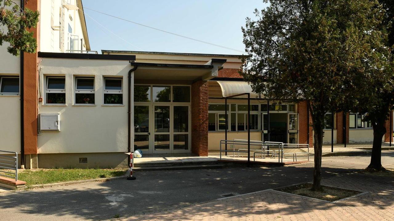 La scuola Orsi, frequentata dal primo bimbo contagiato a Porcari