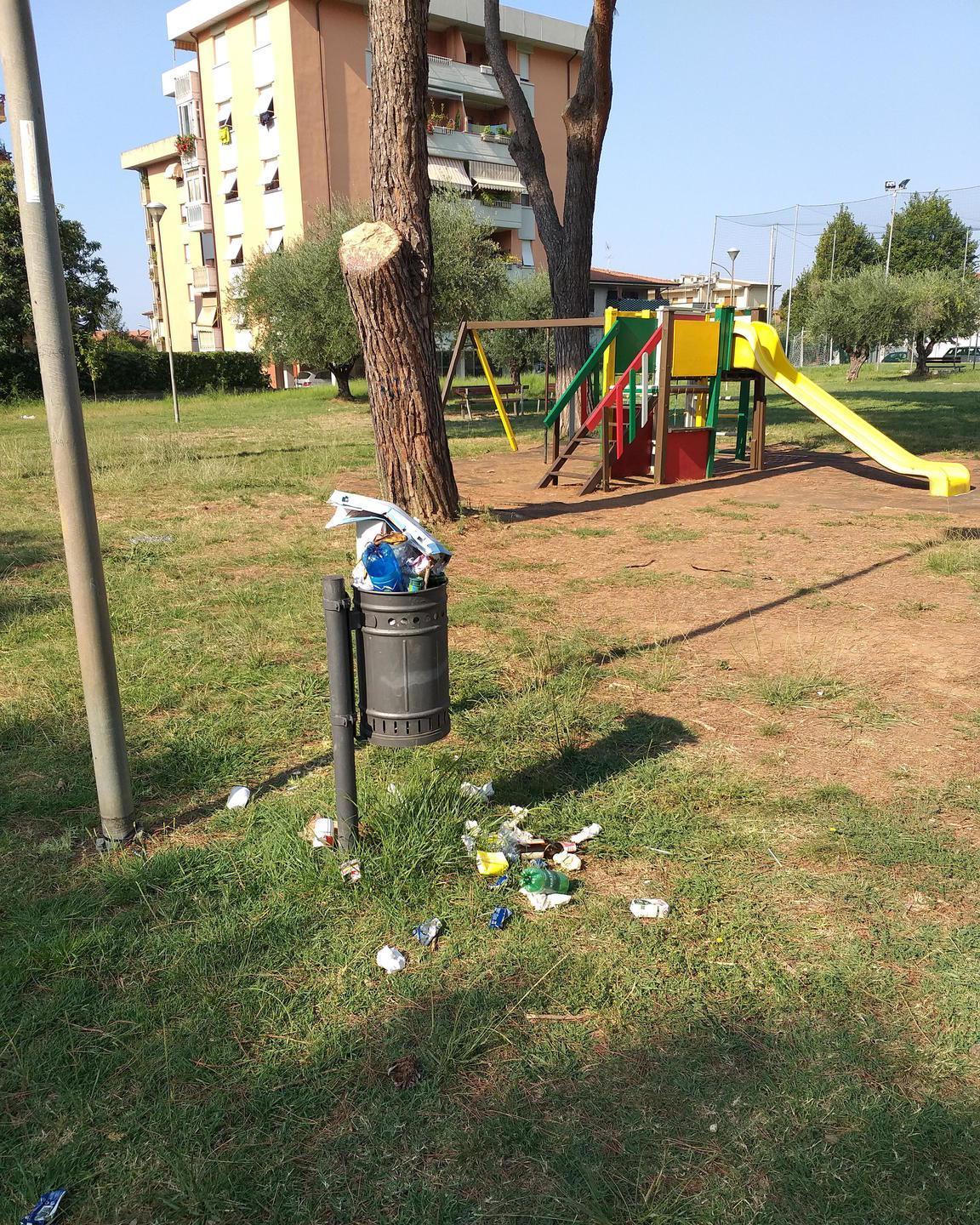 Niente altalena, rifiuti e casetta abbandonata Il Comune: già ripulito 