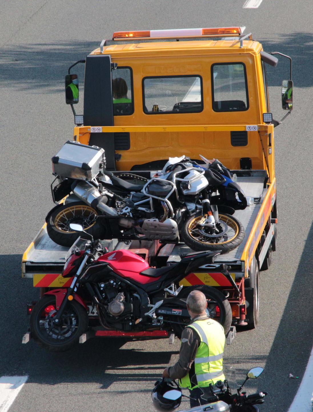 Moto si schianta su un mezzo pesante