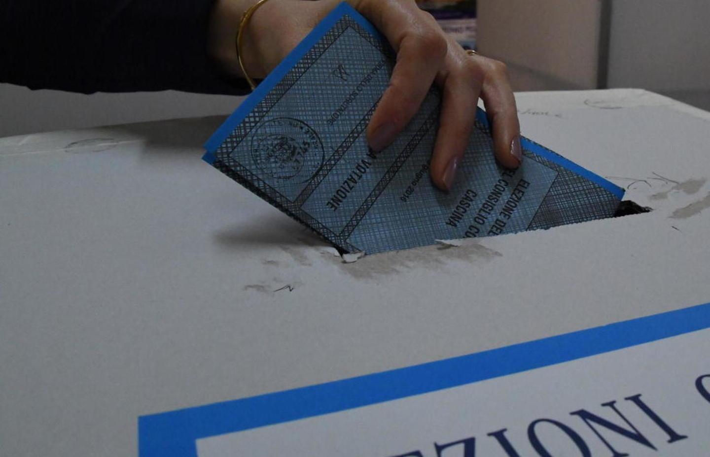 Ai seggi le mani si igienizzano tre volte 