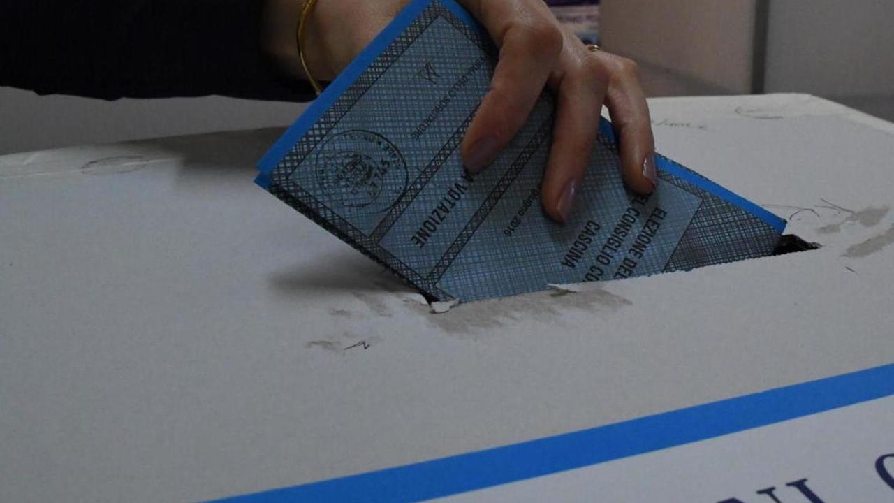 Ai seggi le mani si igienizzano tre volte