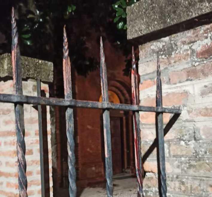Pieve, scavalca la recinzione scivola e si trafigge una gamba 