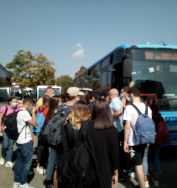 «Ragazzi ammassati davanti agli autobus Chiediamo gli agenti» 