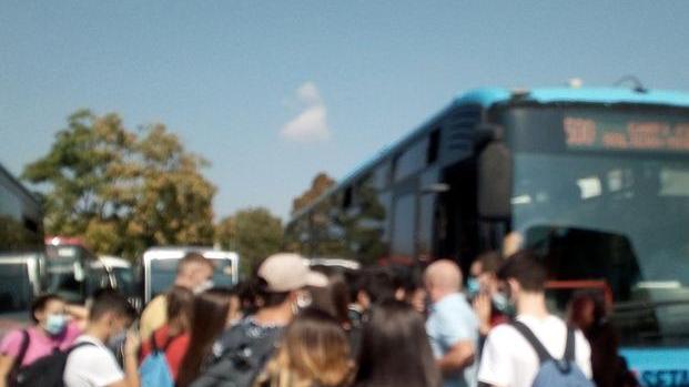 «Ragazzi ammassati davanti agli autobus Chiediamo gli agenti»
