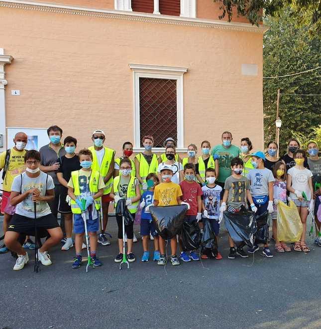 Oltre 60 i volontari a caccia dei rifiuti
