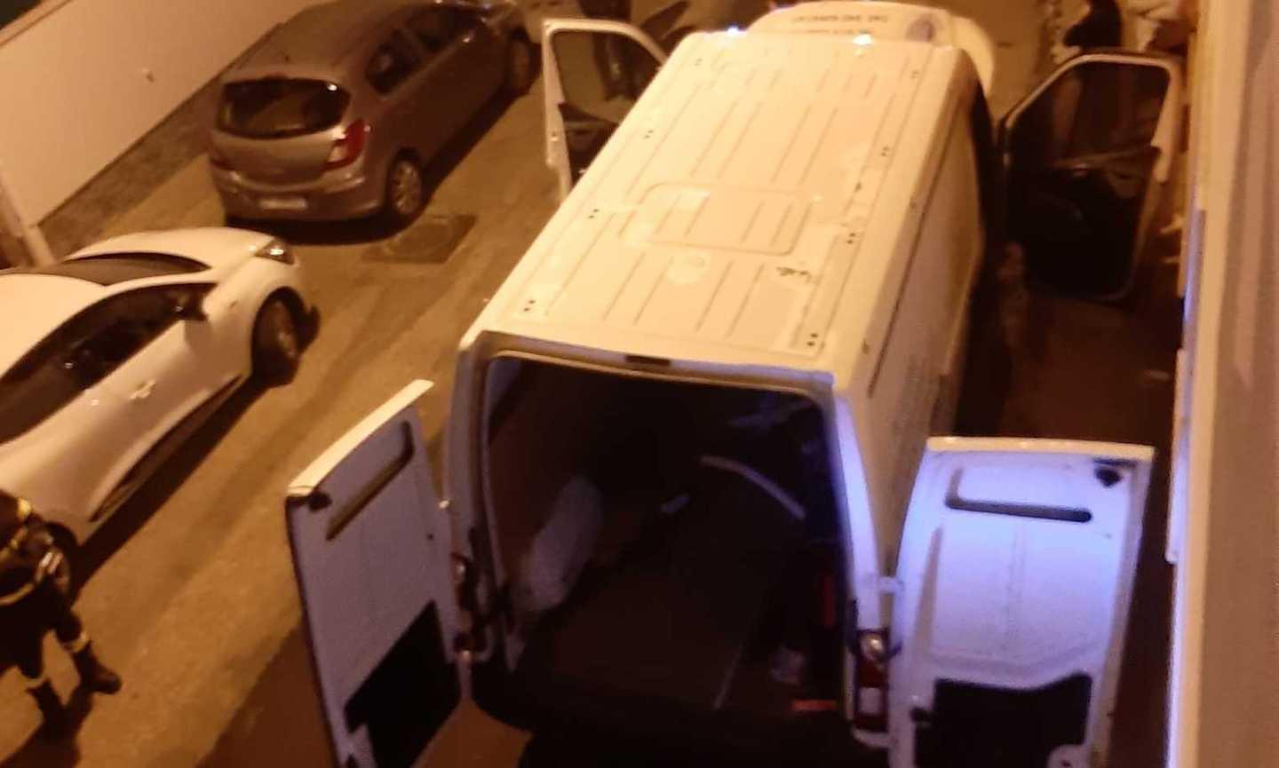 Furgone nel mirino degli incendiari nel quartiere di Borgona 