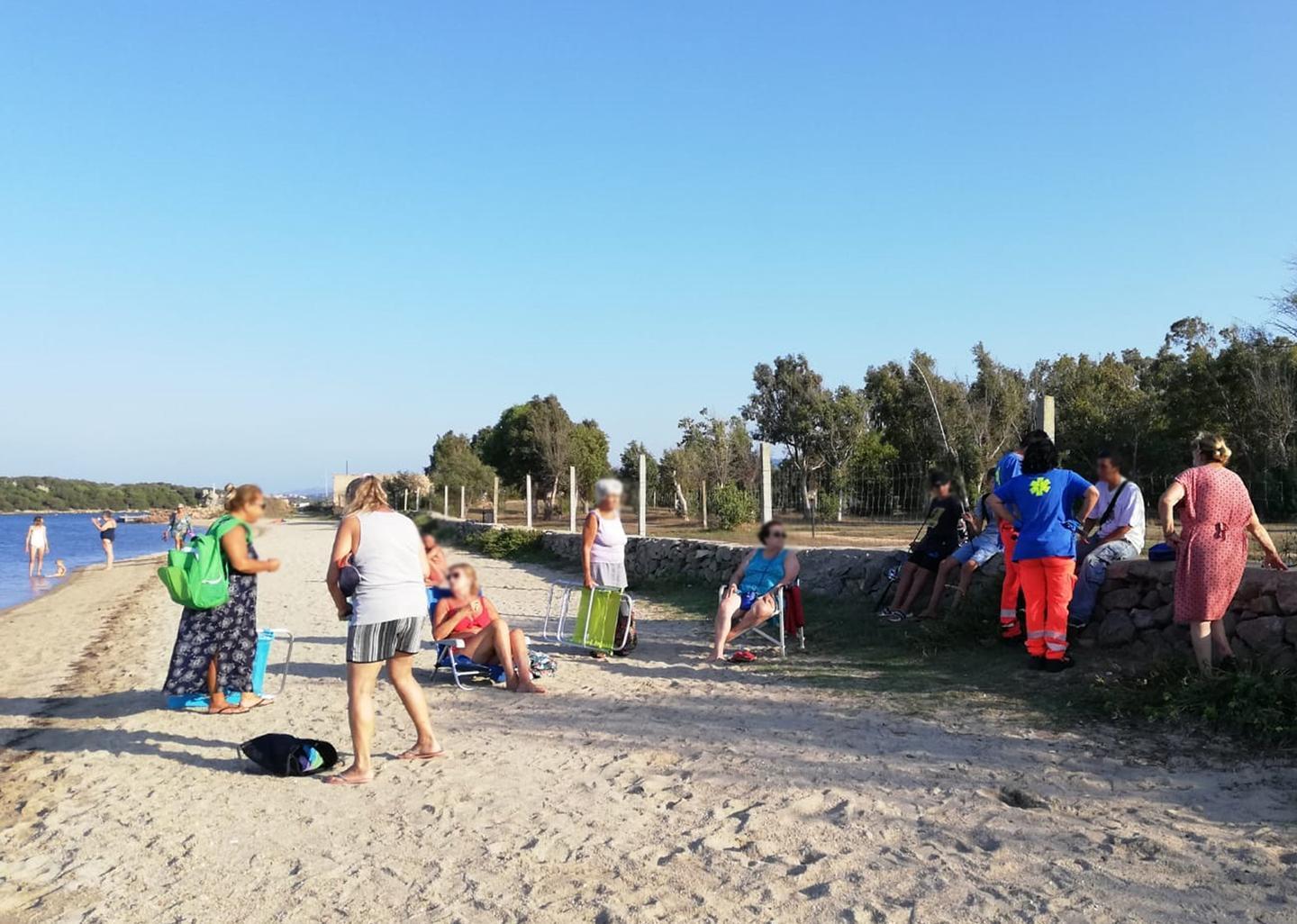 Paura a Porto Pozzo: un toro carica le bagnanti