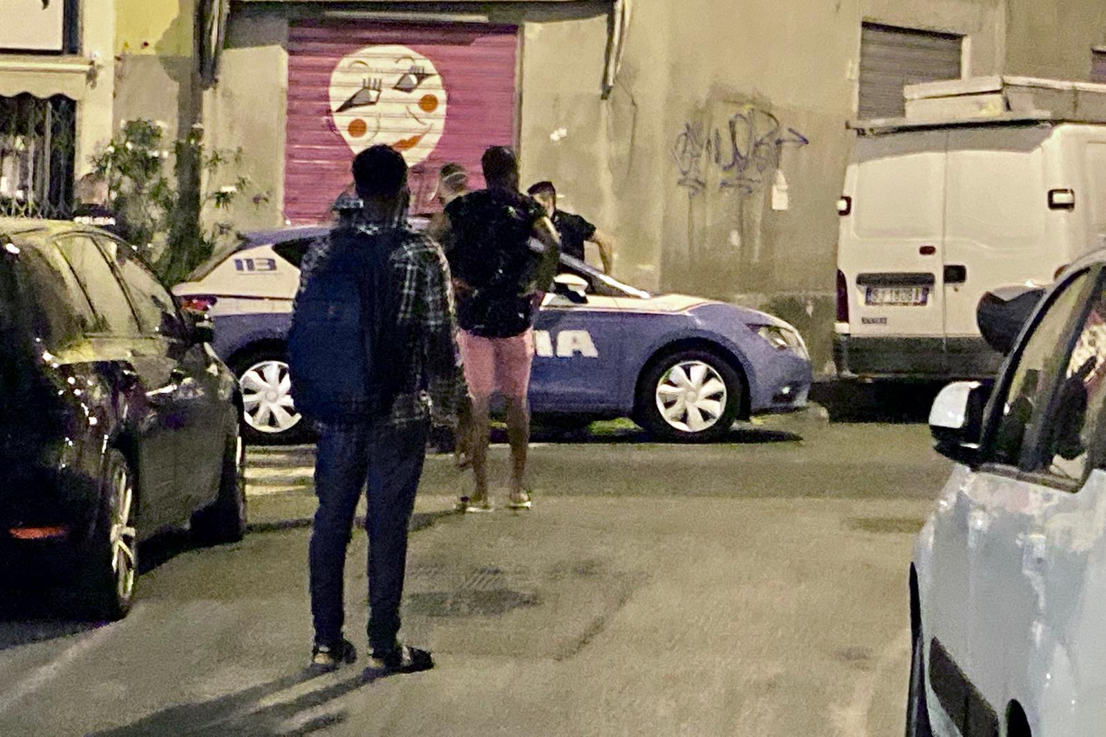 Una volante della polizia di Stato sul posto dopo che gli animi erano appena stati placati (foto Dario Marzi)
